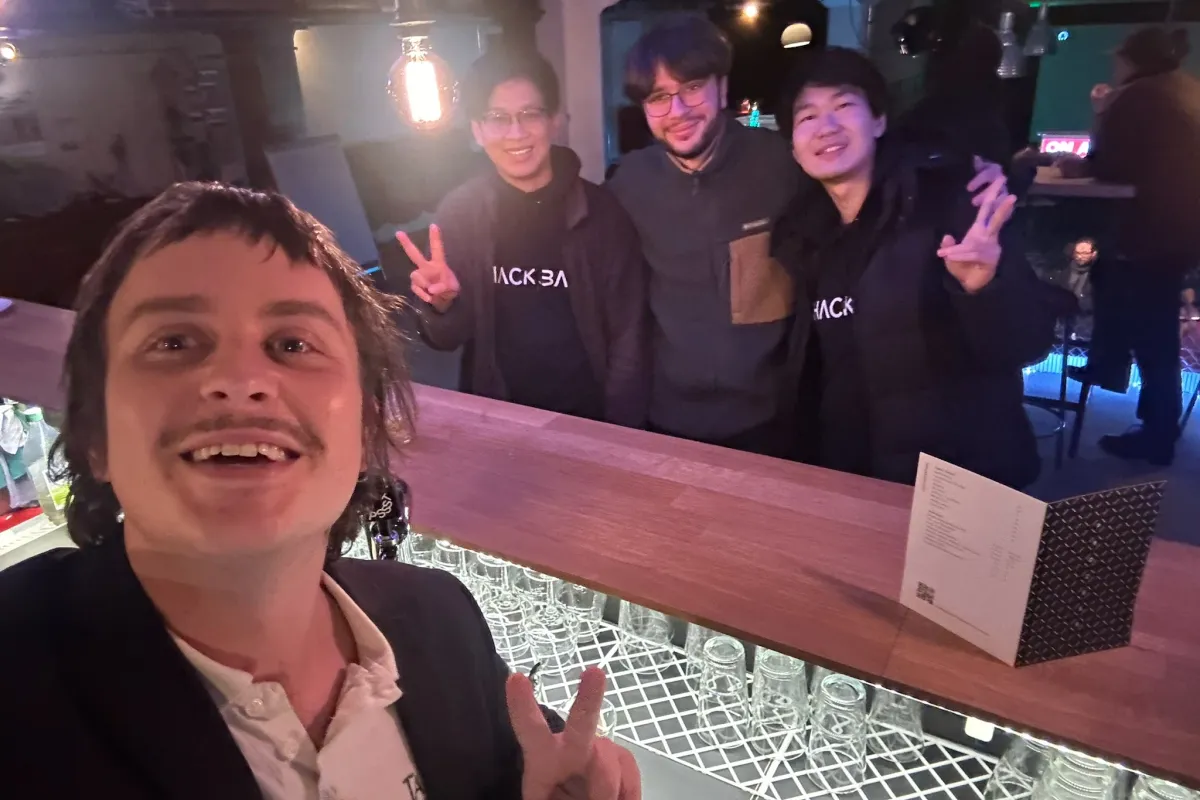バーカウンターでの記念撮影