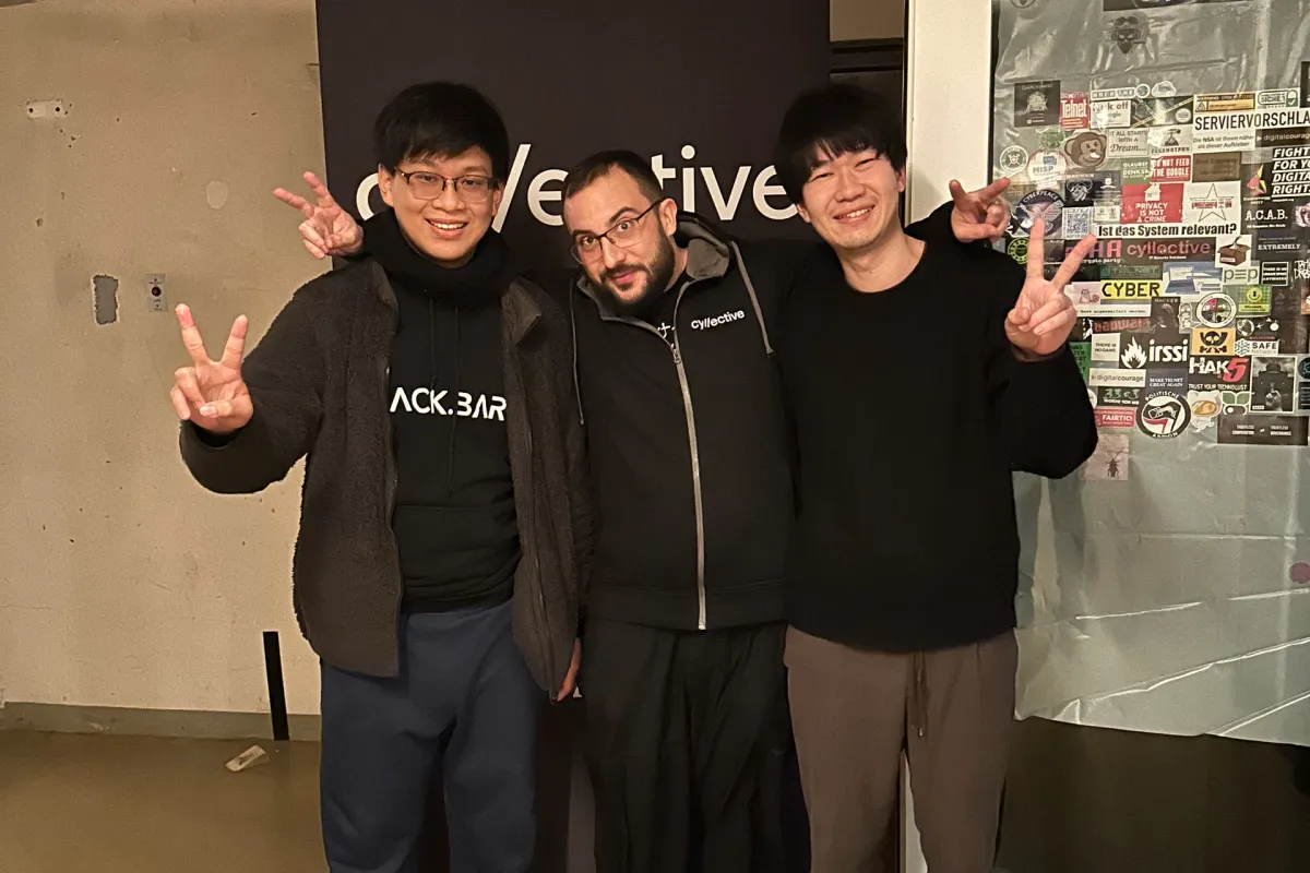 cyllectiveのバナーの前での記念撮影