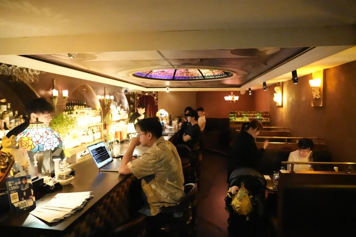カウンター席とテーブル席のある店内