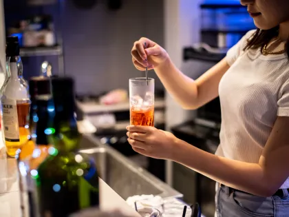 カウンターでドリンクを作るスタッフ