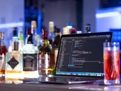 コードを表示したPCとカウンターのドリンク