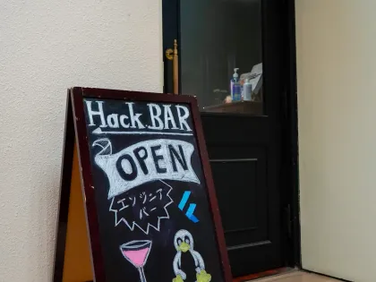 HACK.BARの入口に置かれたOPENの看板
